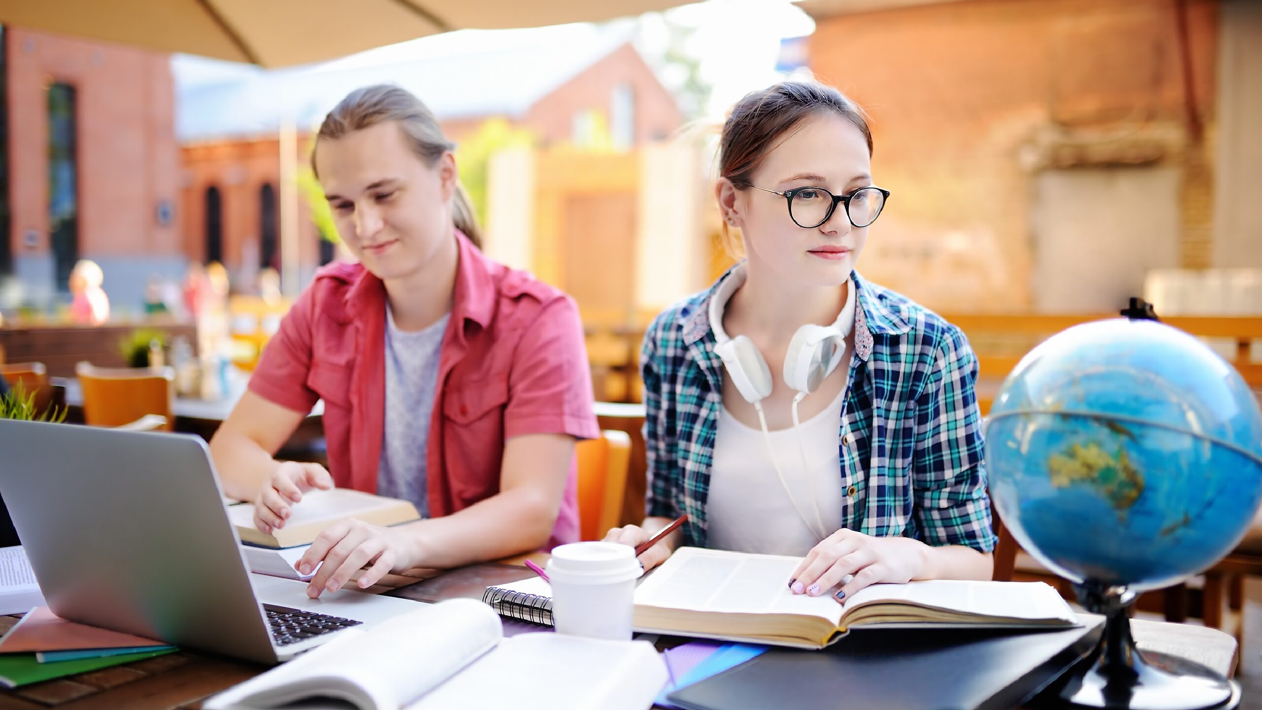 Read more about the article Od ucznia do eksperta – przewodnik dla rodziców po metodzie Feynmana